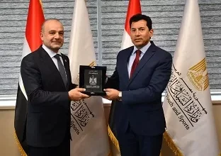 تكريم-رفيع-المستوى.-«صبحي»-يستقبل-«رئيس-الاتحاد-الدولي-للسلاح»-ويمنحه-درع-الوزارة-تقديرًا-لإسهاماته