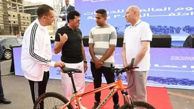 وزير-الشباب-والرياضة-يُكرم-الشاب-عامل-الدليفري-ويمنحه-دراجة-هوائية